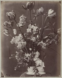 Bloemstudie in vaas met kindfiguur