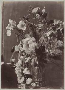 Bloemstudie met geornamenteerde vaas door Charles Aubry (manner of)