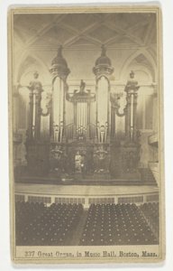 337 Groot orgel, in Music Hall, Boston, Massachusetts door Charles Bierstadt
