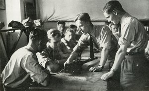 RAF-personeel leert over wapens, 1941