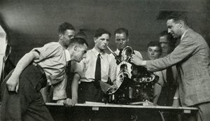 RAF-personeel ontvangt instructie over vliegtuigmotoren, 1941