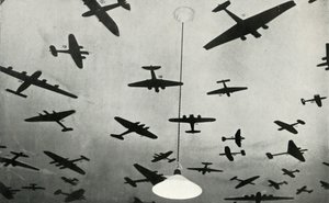 Silhouetten van militaire vliegtuigen...op een RAF-trainingsschool tijdens de Tweede Wereldoorlog, 1941