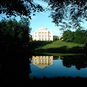 Uitzicht op de paleisgevel vanaf de oevers van de Slavyenka-rivier, begonnen 1782 door Charles Cameron