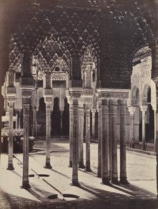 Het Leeuwenhof in het Alhambra, gezien vanuit de portiektempel door Charles Clifford