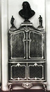 Kabinet met een buste van Louis van Orleans (1703-52)