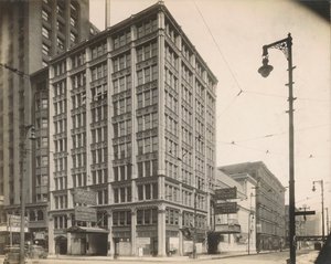 Uitzicht op Woods Theatre op 54 W. Randolph St., Chicago, ca. 1900 door Charles E. Barker