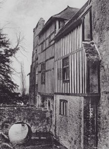 Ightham Mote (zwart-wit foto) door Charles Essenhigh Corke