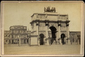 Frankrijk, Île-de-France, Parijs (75): De Arc de Triomphe du Carrousel met de gebouwen in ruïnes van de Tuileries imperiales door Charles & Fontaine Pierre (1762 1853) Percier
