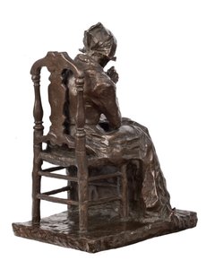 Oude vrouw die haar linnen repareert (brons) door Charles Henri Marie van Wijk