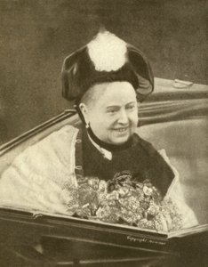Koningin Victoria glimlachend, net een boeket bloemen geaccepteerd, Isle of Wight, ca. 1887 (zw/w foto)