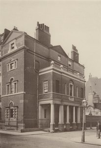 Hoekhuis, South Audley Street, West door Charles Latham