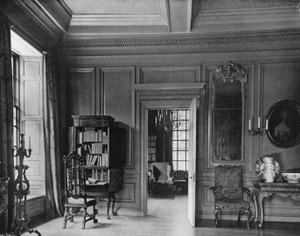 Deur in de tekenkamer die opent naar de restauratiekamer door Charles Latham
