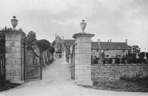 Ingang door Charles Latham