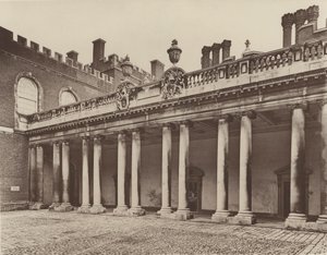Hampton Court Palace, Colonnade naar de Koningsingang door Charles Latham