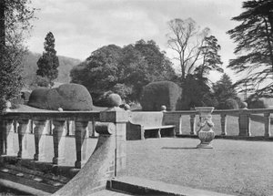Hardwick House: Een balustrade terras door Charles Latham