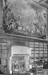 Wandtapijt in de Bibliotheek door Charles Latham