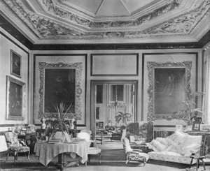De Antichambre door Charles Latham