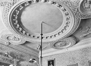 Het plafond van de biljartkamer