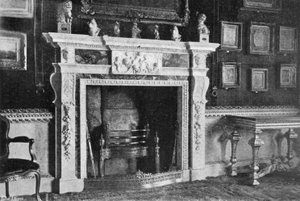 De schoorsteenmantel in de fluwelen kamer door Charles Latham