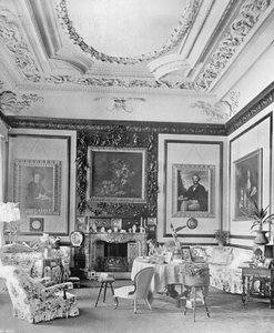 De Salon door Charles Latham