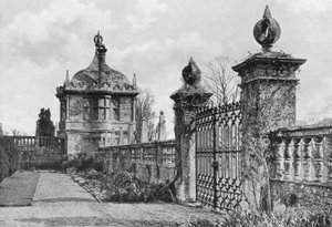 Het oostelijke tuinhuis en de voorhofpoorten door Charles Latham