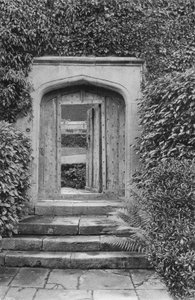 De Tuiningang door Charles Latham