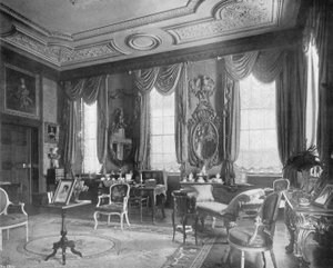 De Vierkante Salon door Charles Latham