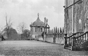 Het terras tussen de voorhof en privétuin door Charles Latham
