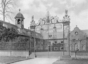 De Westelijke Voorhof door Charles Latham
