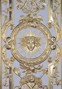 Detail van panelen met het embleem van Lodewijk XIV uit de Salon de Venus door Charles Le Brun
