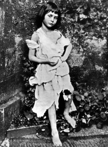Alice Liddell, vriendin van Lewis Carroll, hier als bedelmeisje
