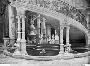 Fontein onder de trap van het Hotel de Ville voor de brand van 1871