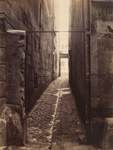 Rue du Chat-qui-Pêche vanaf de Rue de la Huchette door Charles Marville