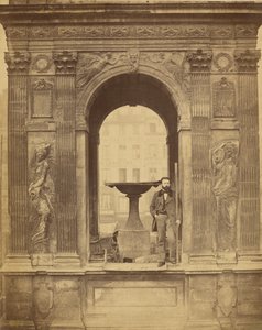 [Ongeïdentificeerde man poserend in de Fontaine des Innocents] door Charles Marville