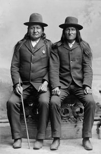 Twee Manen en Amerikaanse Paard, circa 1889 door Charles Milton Bell