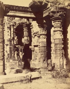 Exterieur van de Hindoe-tempel in Kootub door Charles Moravia