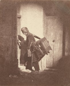 [Orgeldraaier op 21, quai Bourbon, Ile Saint-Louis, Parijs]. door Charles Nègre