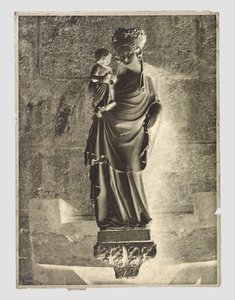 Sculptuur van Maria met kind aan de Notre-Dame, Parijs