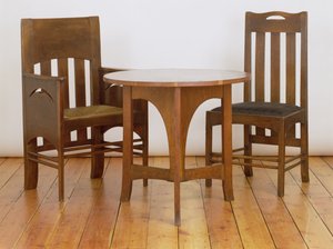 Een fauteuil, gemaakt voor de Luncheon Room, en eetkamerstoel, 1897, van Miss Cranstons Argyle Street Tea Rooms, Glasgow, en een occasionele tafel gemaakt voor de Biljartkamer bij Miss Cranstons Buchanan St
