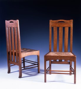 Een eiken eetkamerstoel ontworpen door Charles Rennie Mackintosh voor de Argyle Street Tearooms, c.1898-99 door Charles Rennie Mackintosh