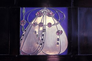 Meubilair ontworpen voor No. 120 Mains Street, Glasgow, Zwarte kast met ingelegd plaquette, 1904 door Charles Rennie Mackintosh