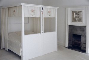 Meubels ontworpen voor No. 120 Mains Street, Glasgow, Hemelbed, ca. 1900 door Charles Rennie Mackintosh