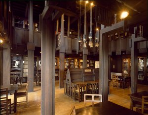 Interieur van de leeszaal van de School voor Schone Kunsten, ontworpen door architect Charles Rennie Mackintosh door Charles Rennie Mackintosh