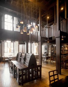 Interieur van de leeszaal van de School of Fine Arts ontworpen door architect Charles Rennie Mackintosh door Charles Rennie Mackintosh