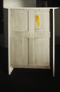 Witte kast ontworpen voor mevrouw Rowat, 1902