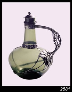 Groene glazen karaf met zilveren monturen met makersmerk van de Guild of Handicraft, 1901