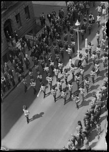 Begrafenisstoet van een militair onderscheiden met het Victoria Cross, Londen, vroege jaren 1930 door Charles William Prickett