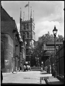 Southwark Cathedral, Montague Close, Southwark, Greater London Authority, 1930s door Charles William Prickett
