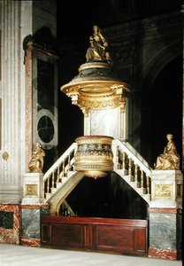 Preekstoel met vergulde figuren van Geloof en Hoop door Guesdon en Liefdadigheid door Dumont door Charles de Wailly