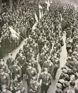 Chinese Medische Korps vertrekt uit Shanghai naar Korea in 1951 door Chinese Photographer